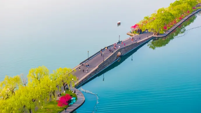来杭州旅行走一走西湖最美的路,苏堤,白堤,杨公堤有多美?各有什么特色?