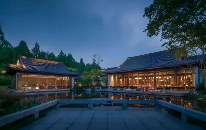 来杭州旅行走一走西湖最美的路,苏堤,白堤,杨公堤有多美?各有什么特色?