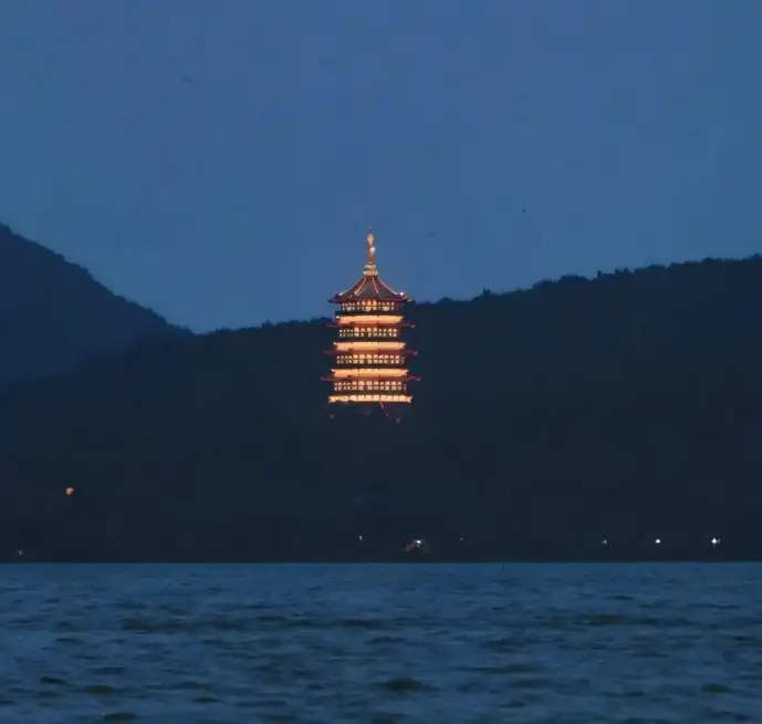 来杭州旅行走一走西湖最美的路,苏堤,白堤,杨公堤有多美?各有什么特色?