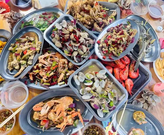 朱家尖南沙美食全攻略:四季海鲜不重样+本地人私藏店铺+避坑技巧,吃到正宗海岛味