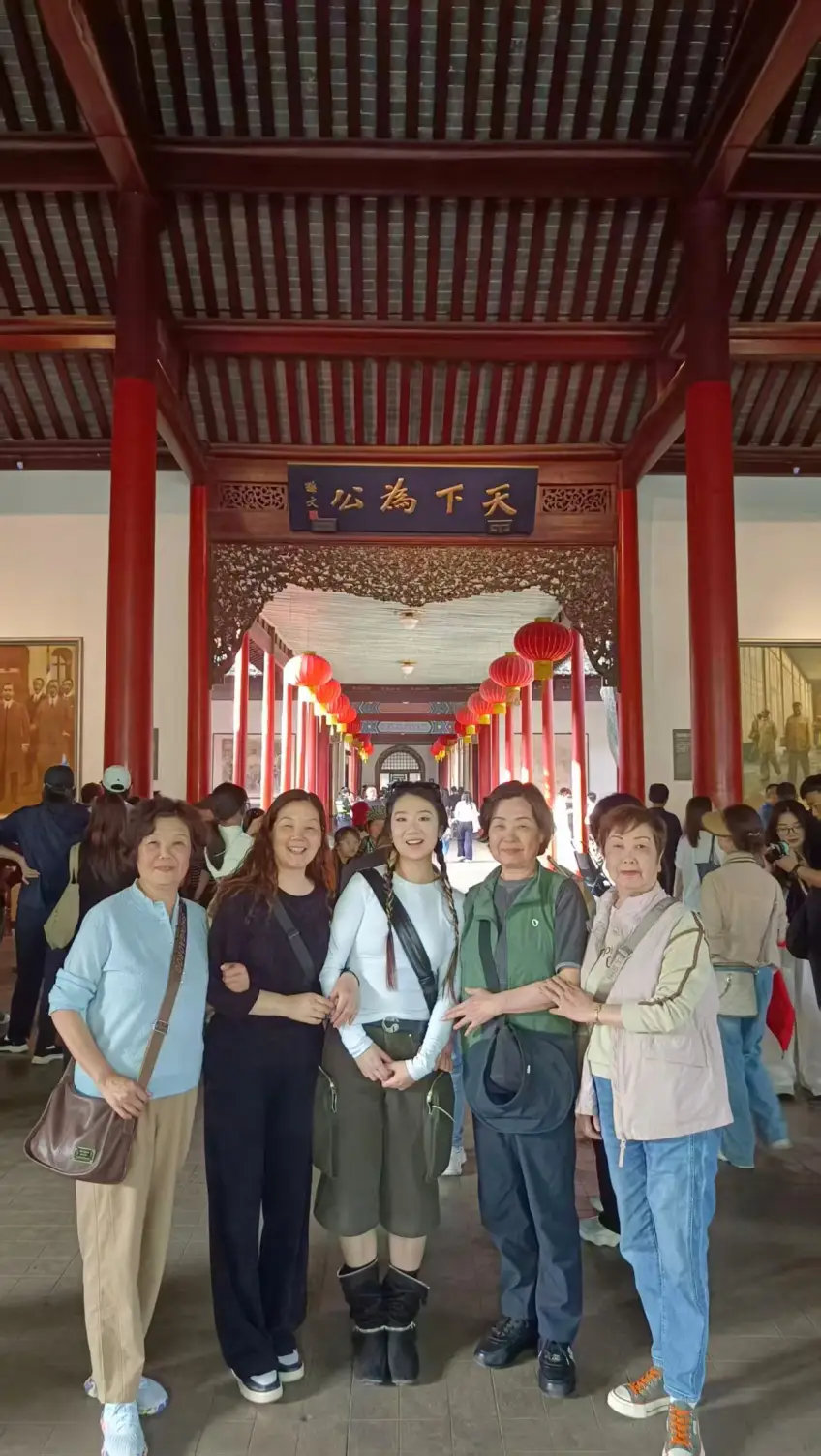 海外家庭遊客在南京行程中合影