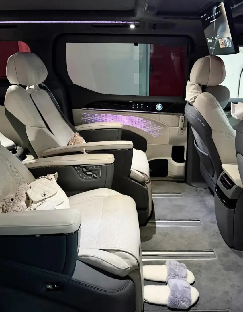 中國私人定製旅行使用的商務車內飾